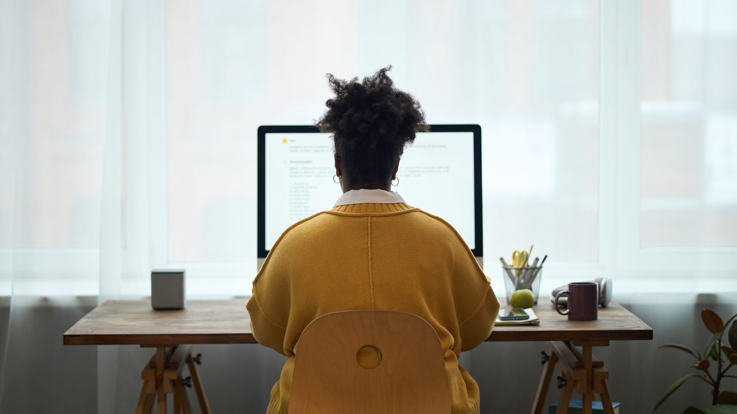 persona frente a un ordenador haciendo un curso de eLearning en una plataforma de formacion online