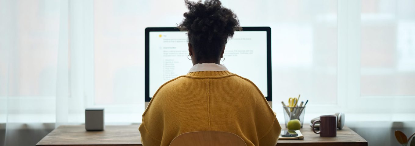persona frente a un ordenador haciendo un curso de eLearning